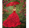 Broderie diamant femme en rouge dans son jardin